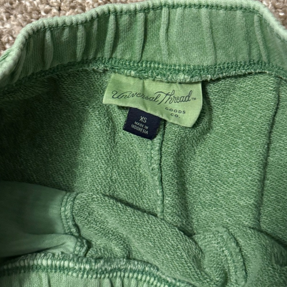 Universal Threads Shorts - Picture 2 of 3